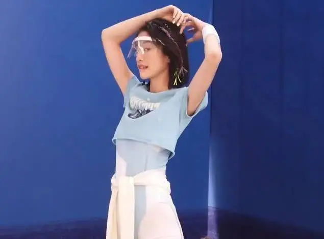 原创张雪迎现身片场运动鞋暴露真实身高这下没人说她柯基腿了