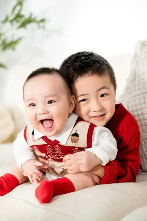 我们是可爱两小只呀!#大宝和小宝 #萌宝来袭 #两小只 #超 - 抖音