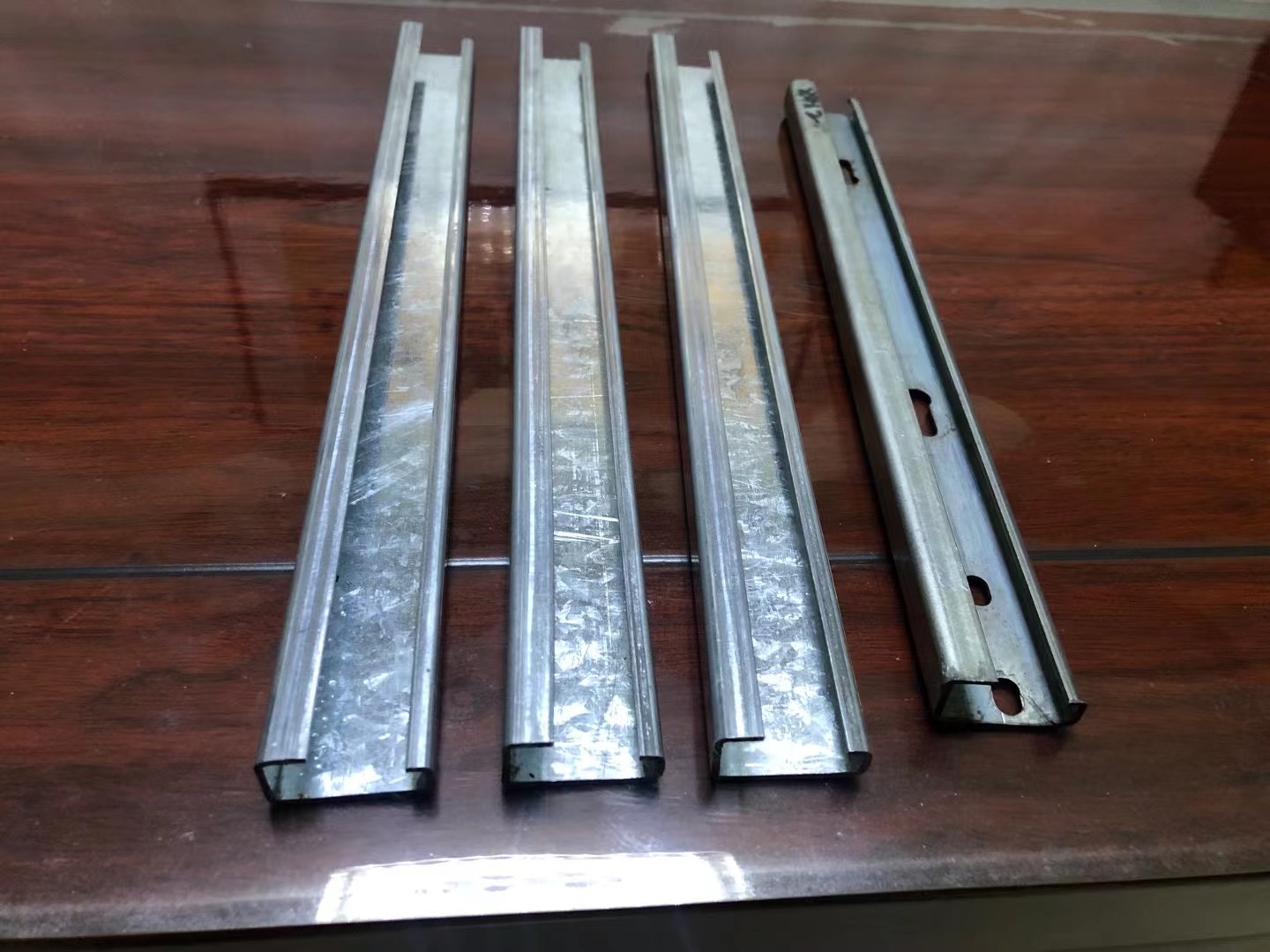 轻钢龙骨是怎么生产出来的?河北轻钢龙骨