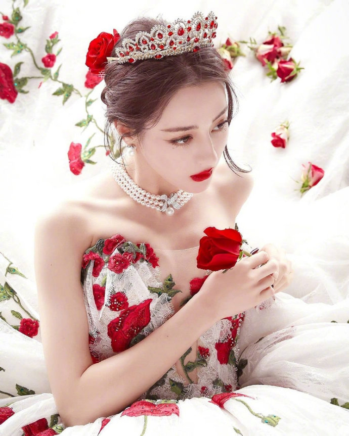 这就是真公主吧#@dear-迪丽热巴的玫瑰公主裙造型,超经典的说!