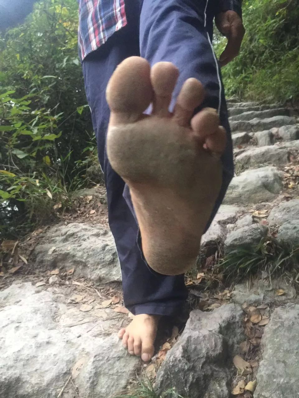 永康有位赤脚大仙坚持10年光脚爬山居然战胜癌症