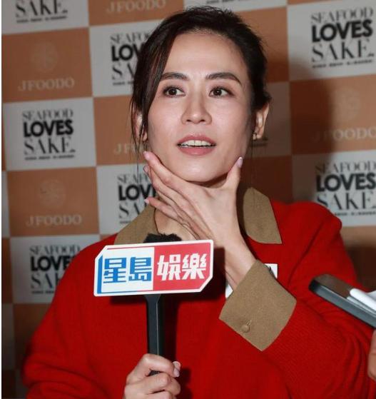 53岁的香港著名女演员宣萱在社交媒体上晒出了一张自己整容后的照片