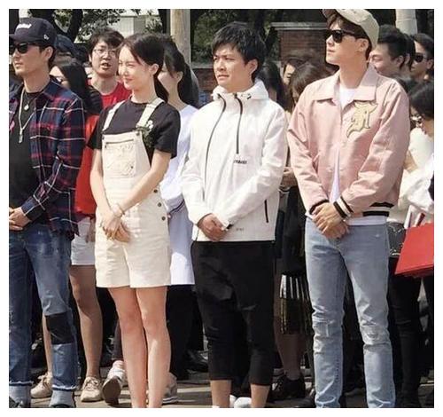 最近有网友爆料李易峰和金晨疑似恋爱中