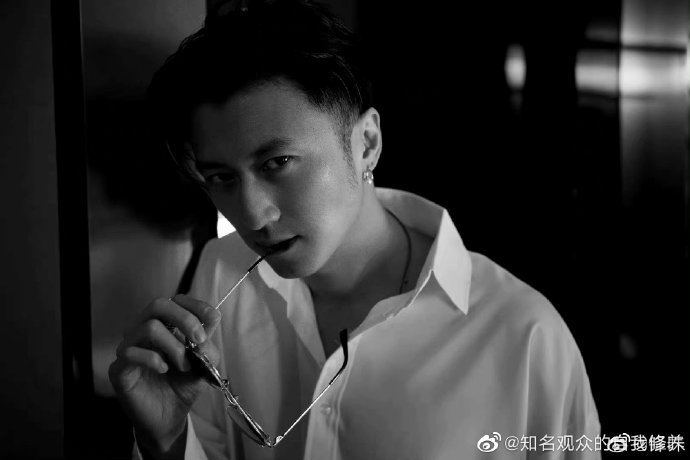 谢霆锋晒周五随拍##谢霆锋侧颜随拍
