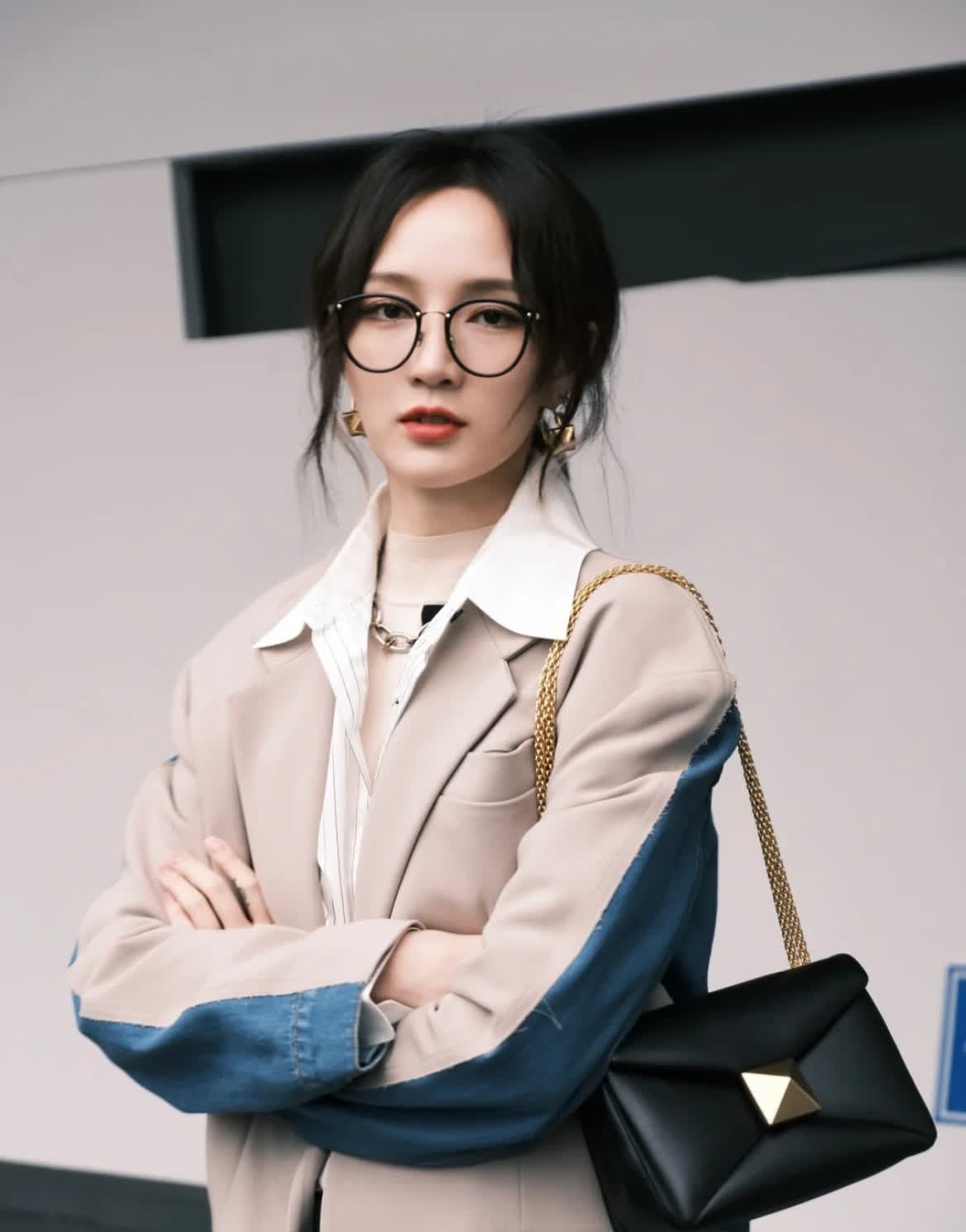 孟佳更新了一组停车场穿搭分享,混纺拼接宽松西装外套搭配条纹衬衫