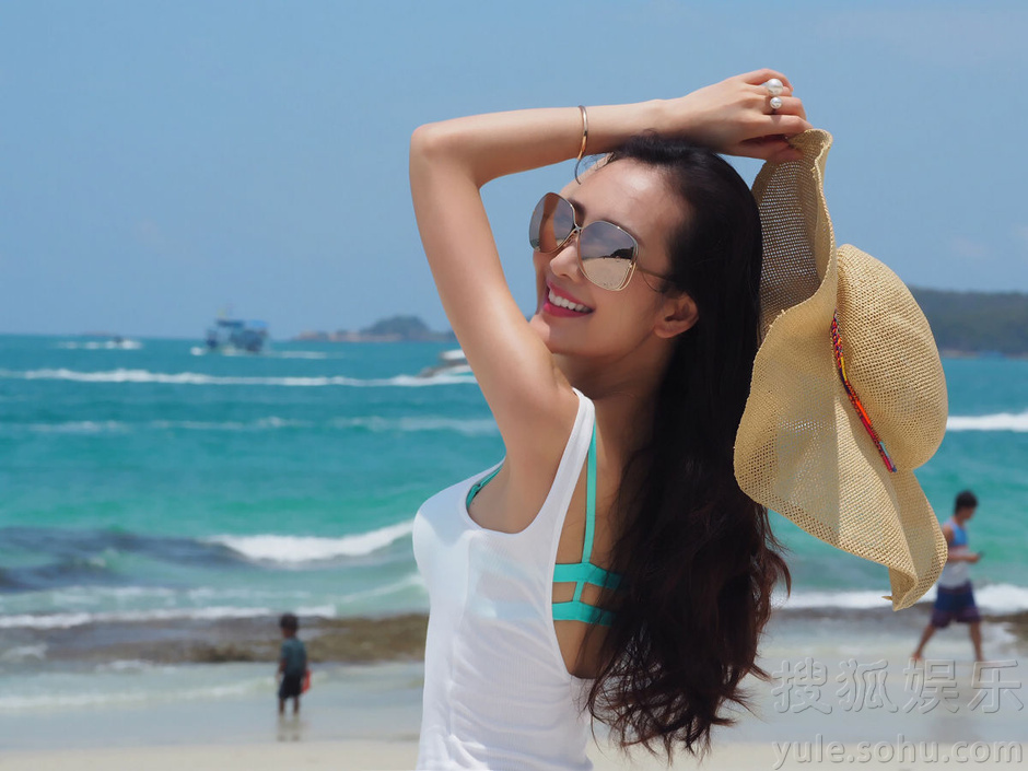 王鸥海滩清凉写真曝光 极简装扮尽显傲人身材(图)