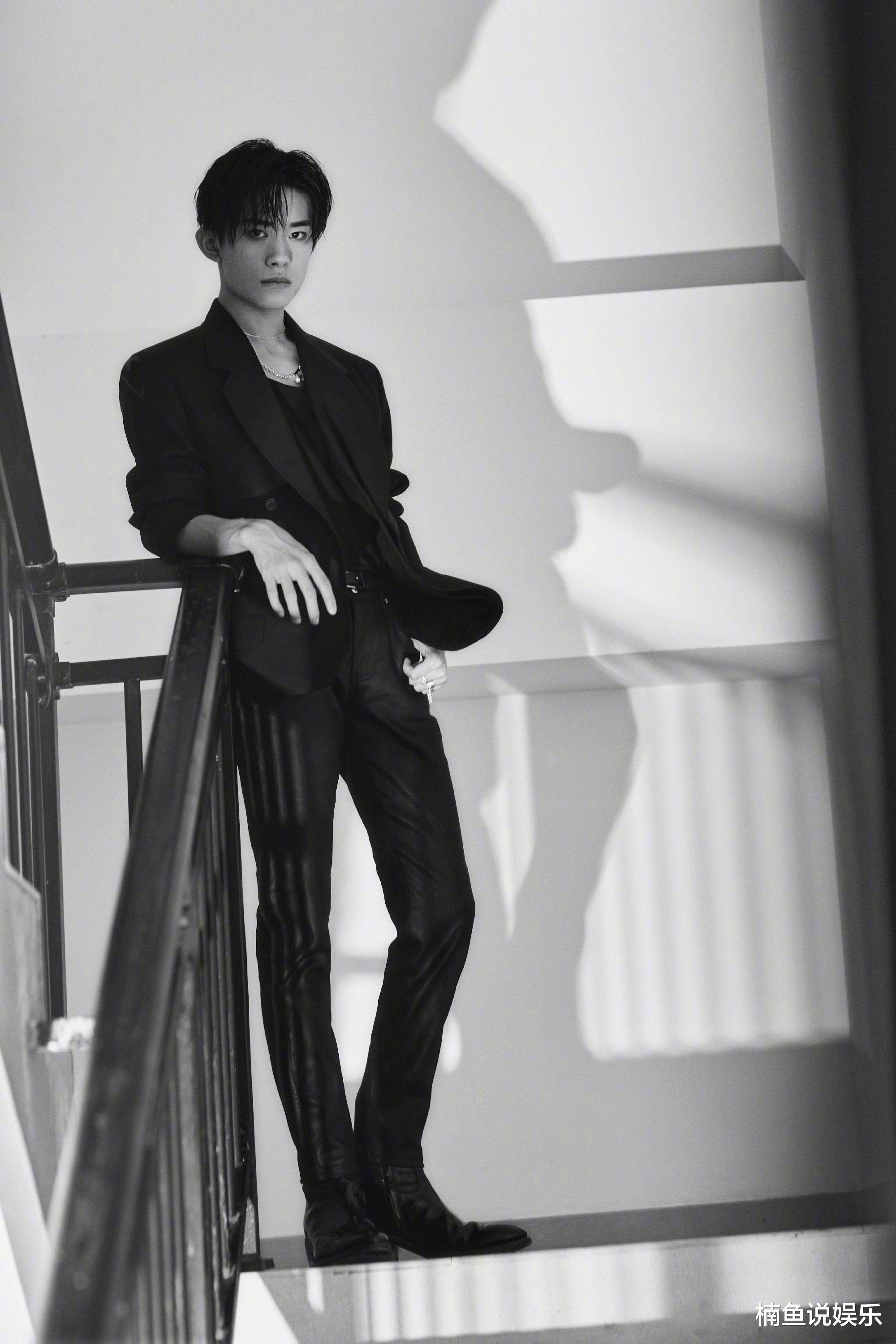 易烊千玺西装造型有多酷?抛掉少年感之后,他就是霸道总裁本人!