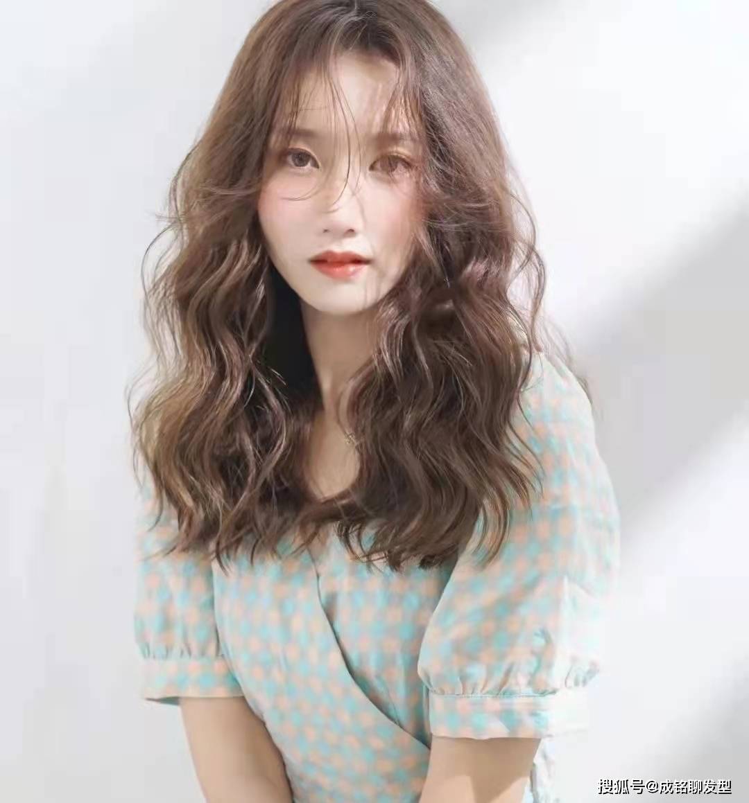 还是中长锁骨烫发最养眼,10款时尚减龄的中长卷发,每一款都好看_发型