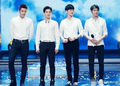 高个的自我修养:吴亦凡合照从来不站直