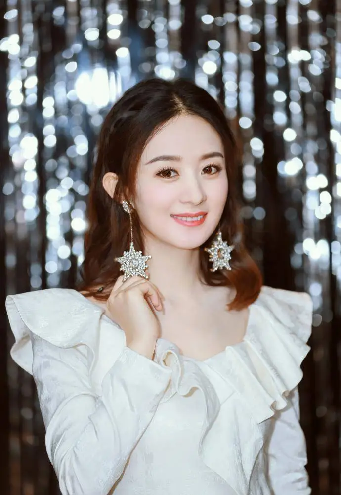 赵丽颖发照片,圆圆的小脑袋配上毛茸茸的米奇帽子,乍一看还以为是小