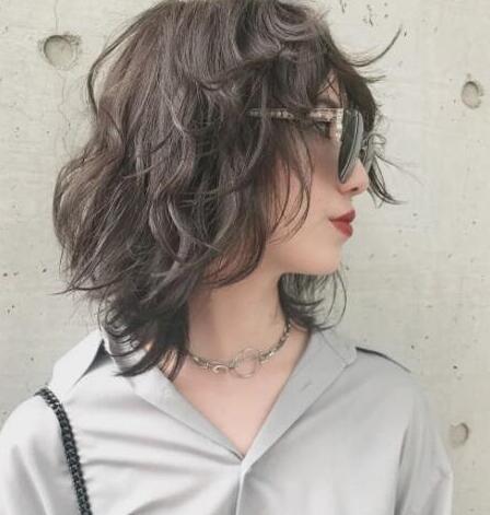 最好看的锁骨发卷发 流行的3款款款都显脸小_发型造型_宝妈时尚生活网