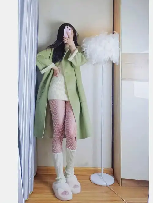 9999999999白丝袜穿搭 毛毛鞋穿搭 阔腿裤穿搭 大衣穿搭