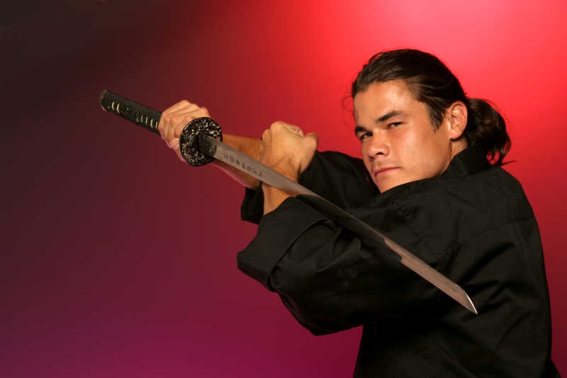 红背景中日本人持刀