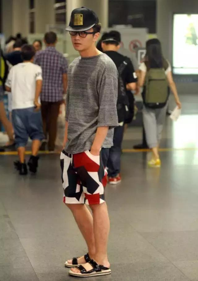 360度~~~当别的明星都在机场拗造型时,陈晓则穿着花裤衩,纯色t搭配凉