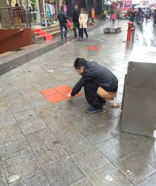 【红人大事件】震惊!芦淞市场附近一男子当街拉shi!