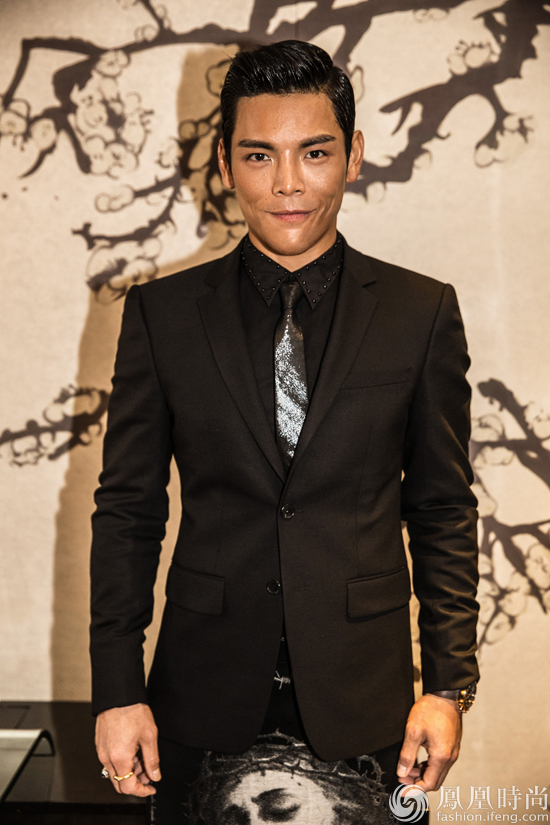 向佐携《封神传奇》亮相上海电影节 个性西服潮爆红毯_凤凰时尚