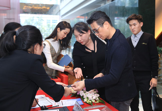 活动现场与会嘉宾在签到处签到