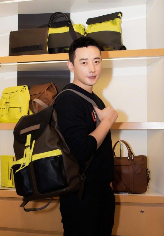 罗晋37岁也跟风?穿黑色t恤搭绑带马蹄靴真帅,寸头发型减龄10岁