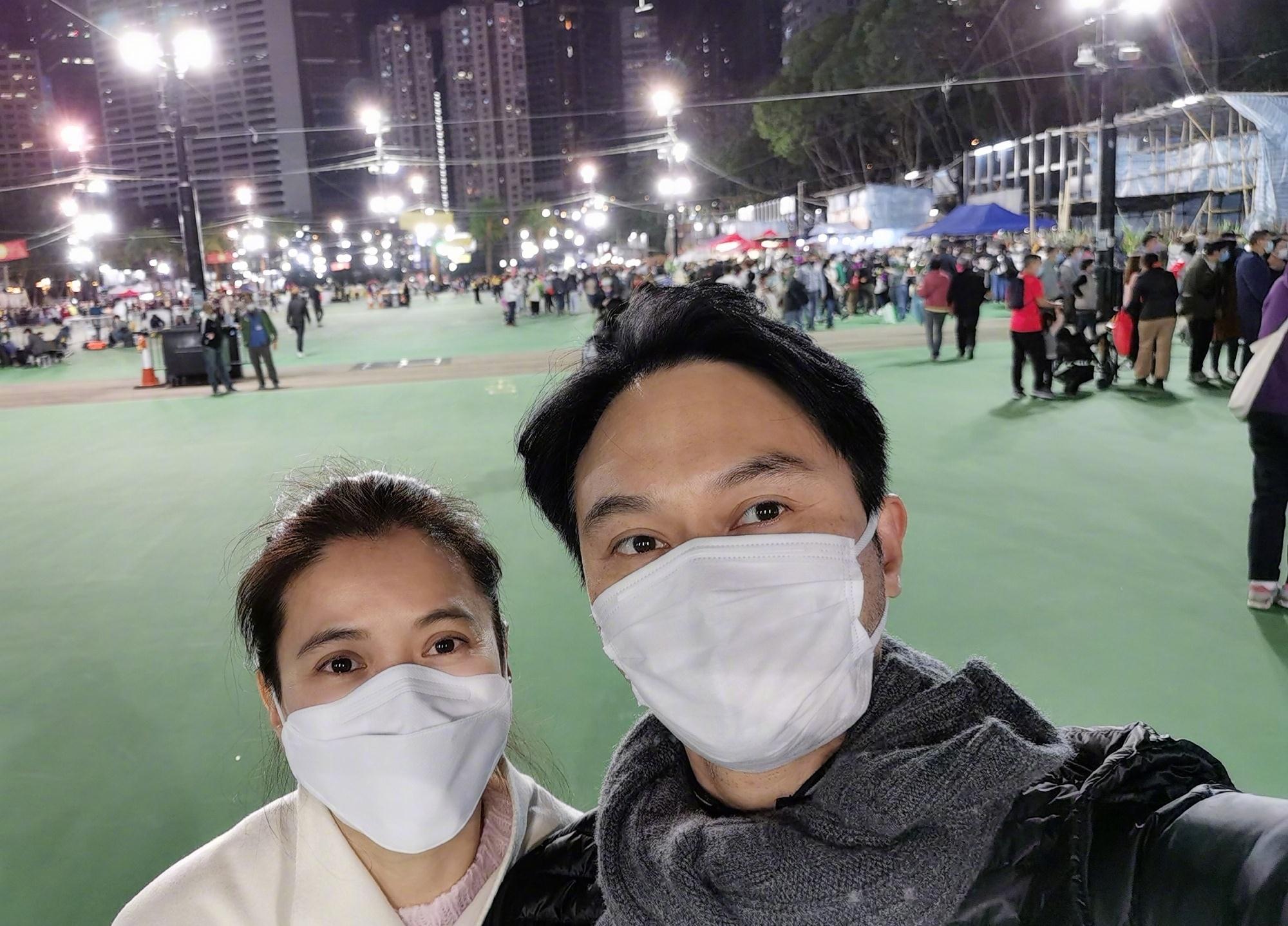 袁咏仪一家三口旅游照,儿子魔童又高又酷,袁咏仪张智霖的牵手方式万年