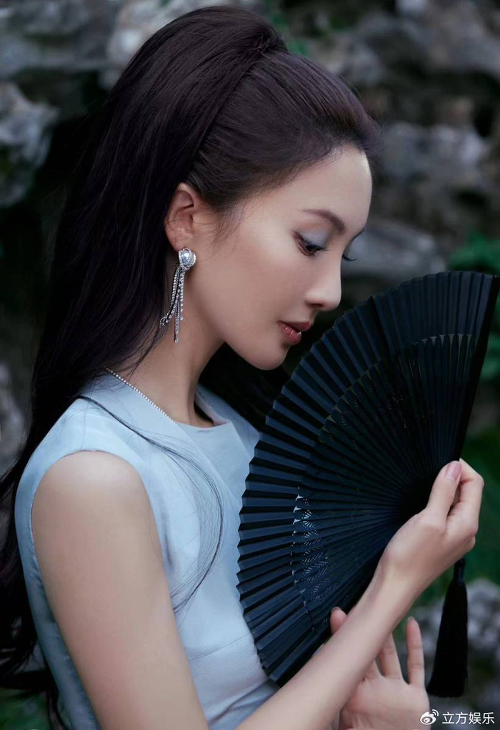 金晨冷色调妆容衬托清冷气质穿鱼尾裙秀性感蛮腰