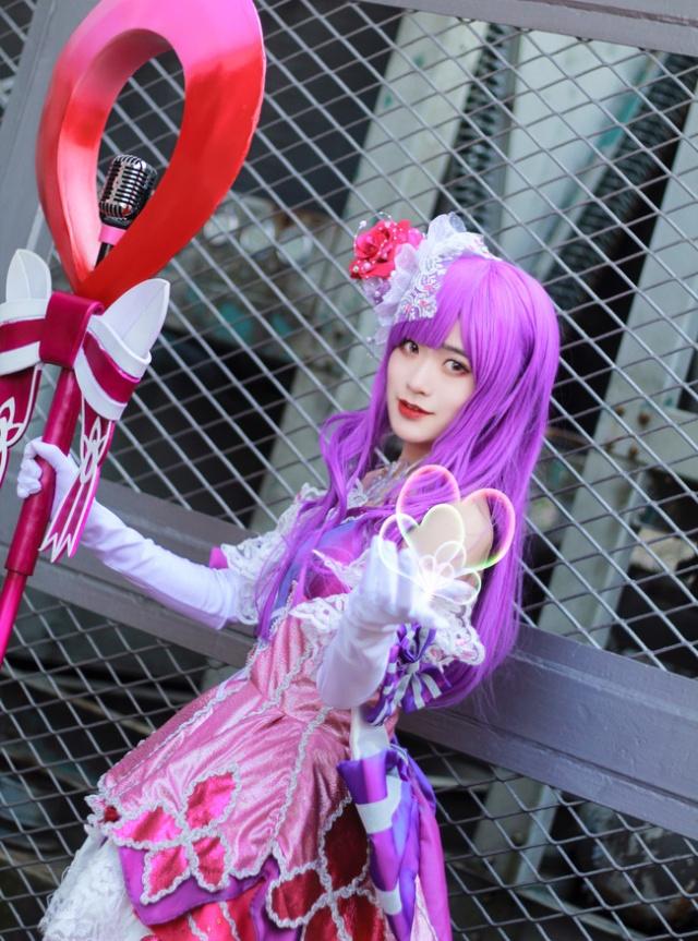 王者荣耀美女cos偶像歌手王昭君 颜值爆表发射爱心