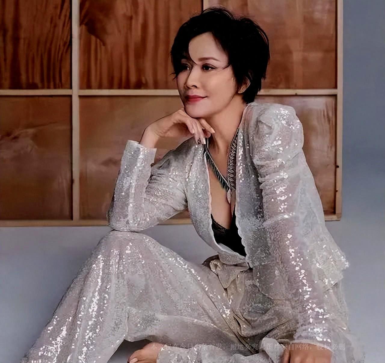 40岁 女星性感秀身材,深v,真空都太敢穿了_挑战_勇气_时尚