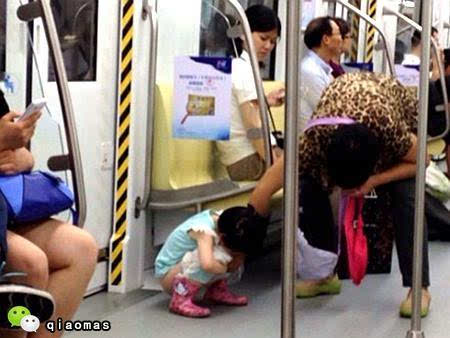 中国家长,咱能别让孩子这样随地大小便么?