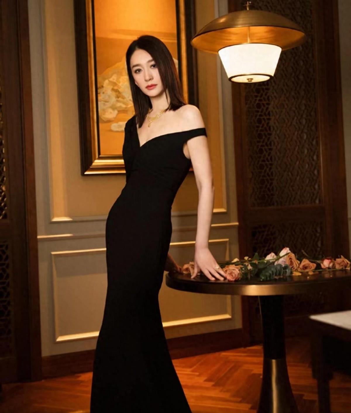 被李小冉惊艳到了,穿露肩连衣裙大秀美肩,美腿更让人看直了眼_时尚