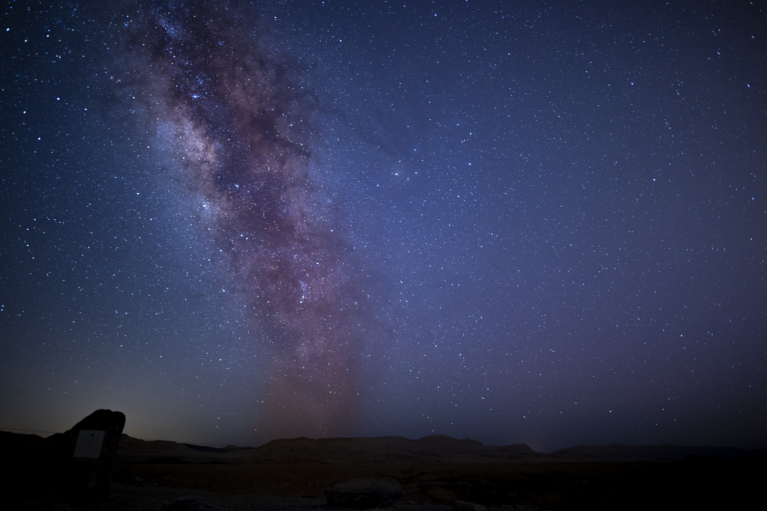 以色列纳杰夫沙漠上空现壮美银河星空 璀璨闪耀美如仙境