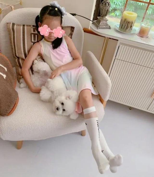 伊能静晒儿女合照,儿子颜值大变撞脸华晨宇,女儿超大额头短下巴