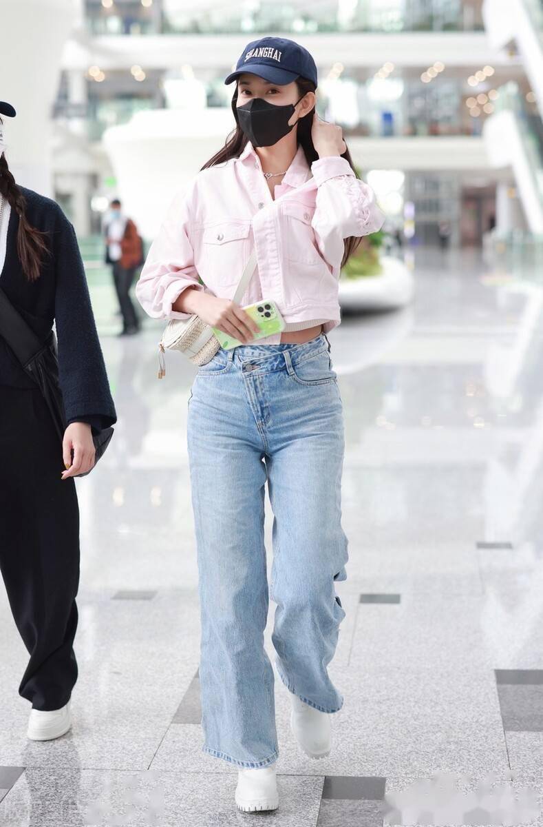 孟子义现身北京机场粉色短外套搭牛仔裤清新利落