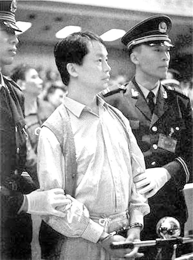 回顾张子强被枪决后,张母穿粉色外衣接受采访,说了四个字