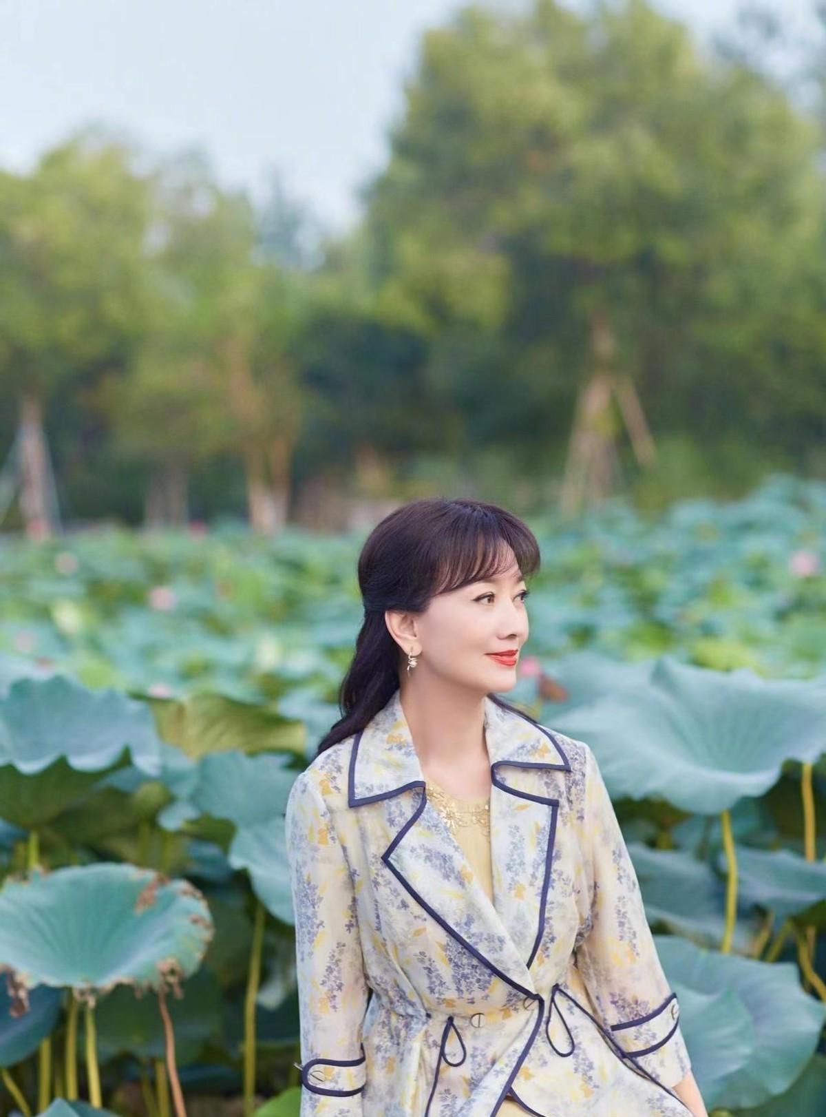 冻龄美人赵雅芝"不服老",近70岁还穿小碎花外套,优雅气质大方_颜色