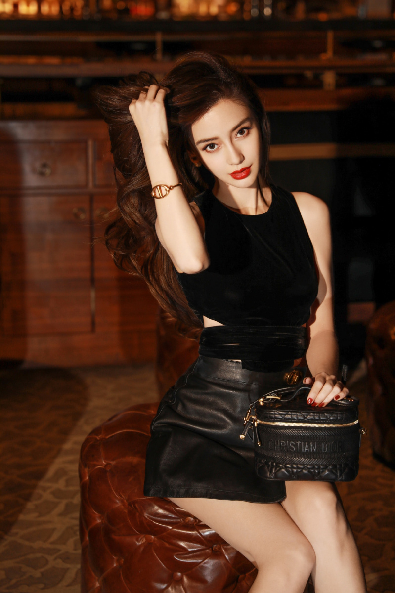 angelababy真是最美辣妈黑色暗花吊带配短裙酷炫霸气真美