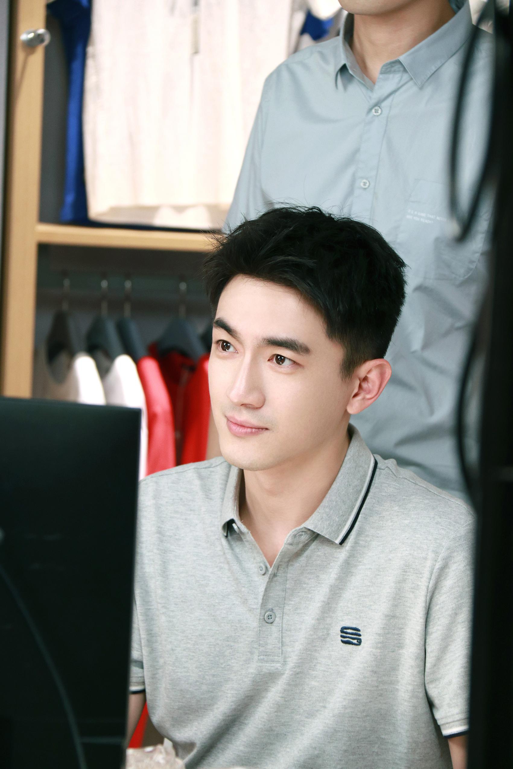 林更新出席某品牌直播活动,以一身极简灰色基础polo衫,利落干净短发