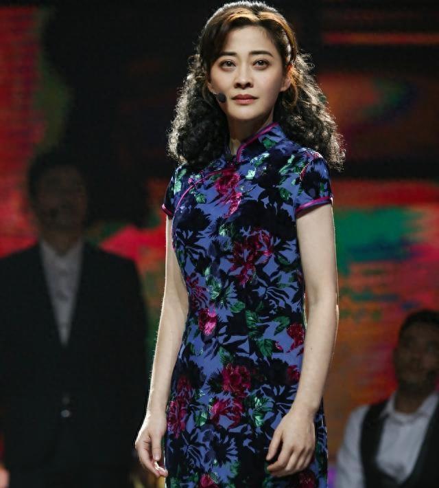 穿旗袍的梅婷太可爱了,造型传统又大气,两位王牌真像妈妈啊!