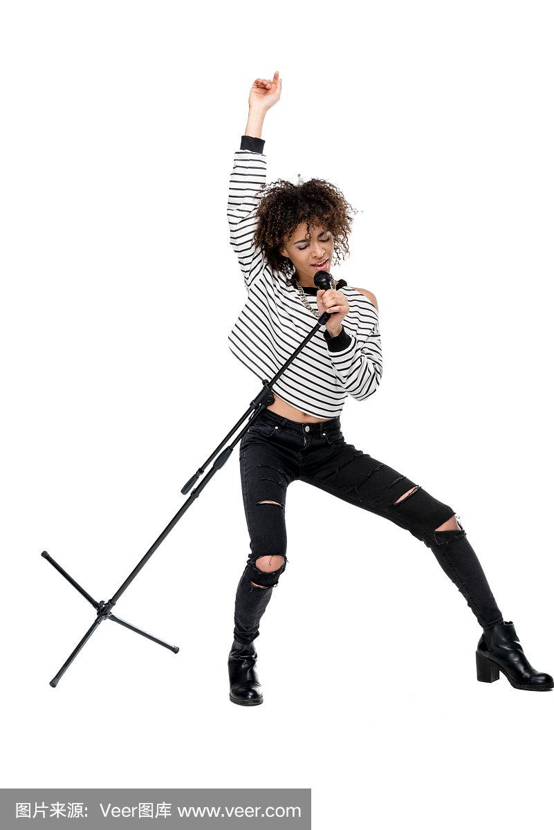 全长美丽的年轻女子与麦克风唱歌和手势孤立在白色,重金属歌手的概念