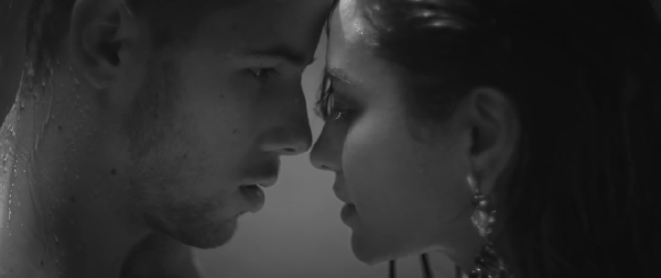 情侣对视观望亲密gif动图_动态图_表情包下载_soogif