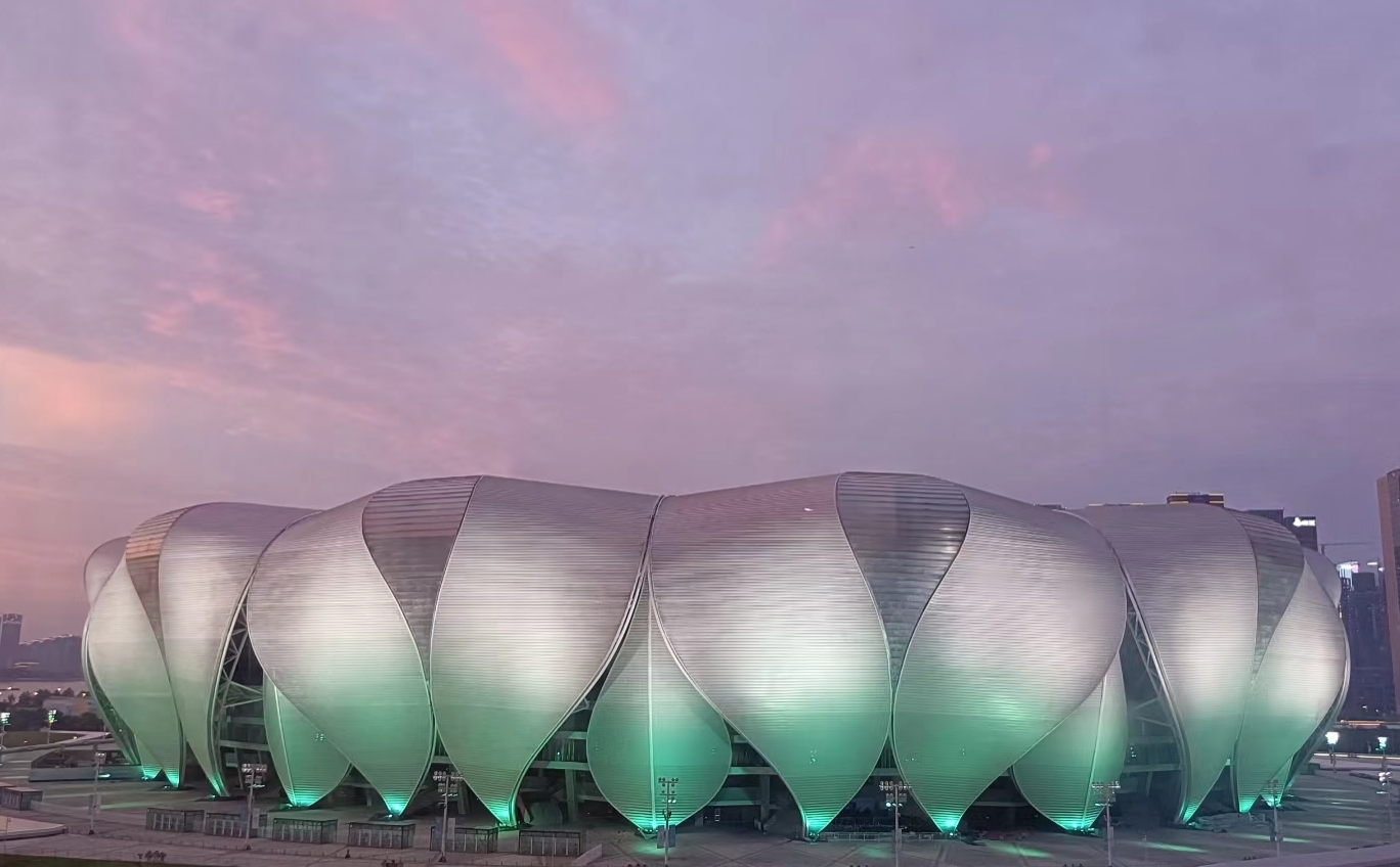 亚运fun体验# 杭州亚运会奥体中心体育馆"大莲花"在夜晚亮灯的时候