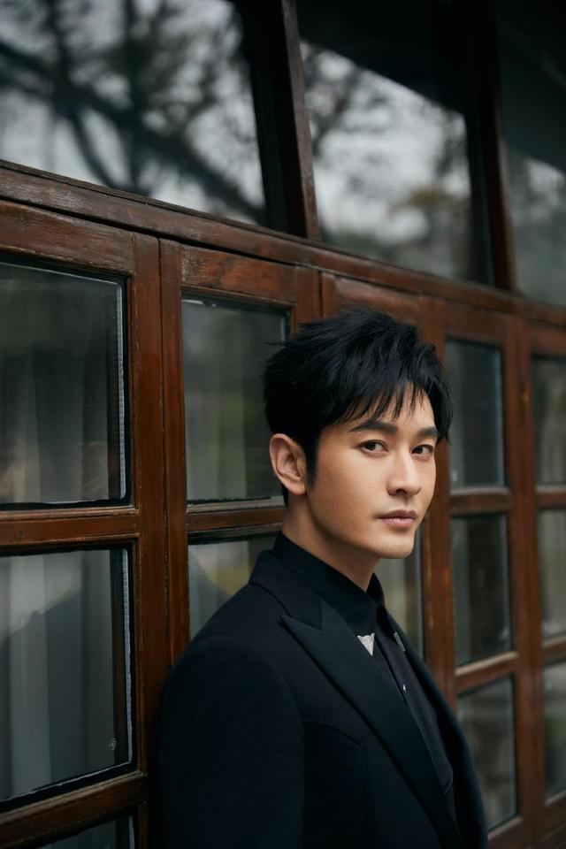 黄晓明身着西服造型经典有型