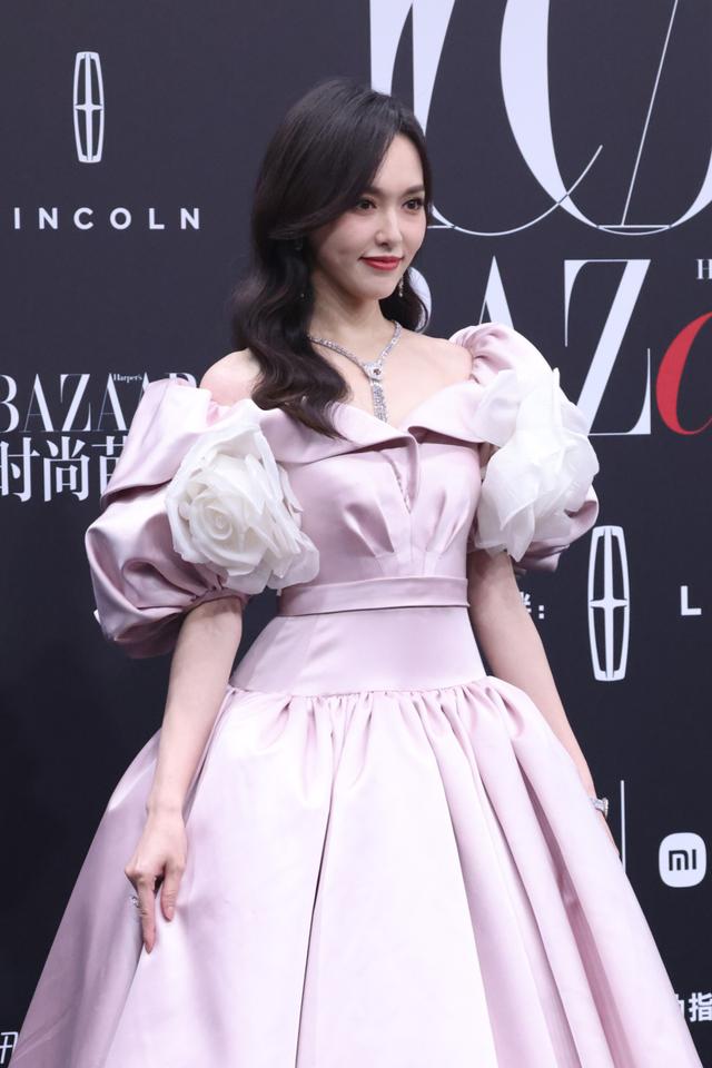 赵丽颖高定惊艳红毯唐嫣改装礼服遭吐,芭莎明星礼服大pk谁最美?