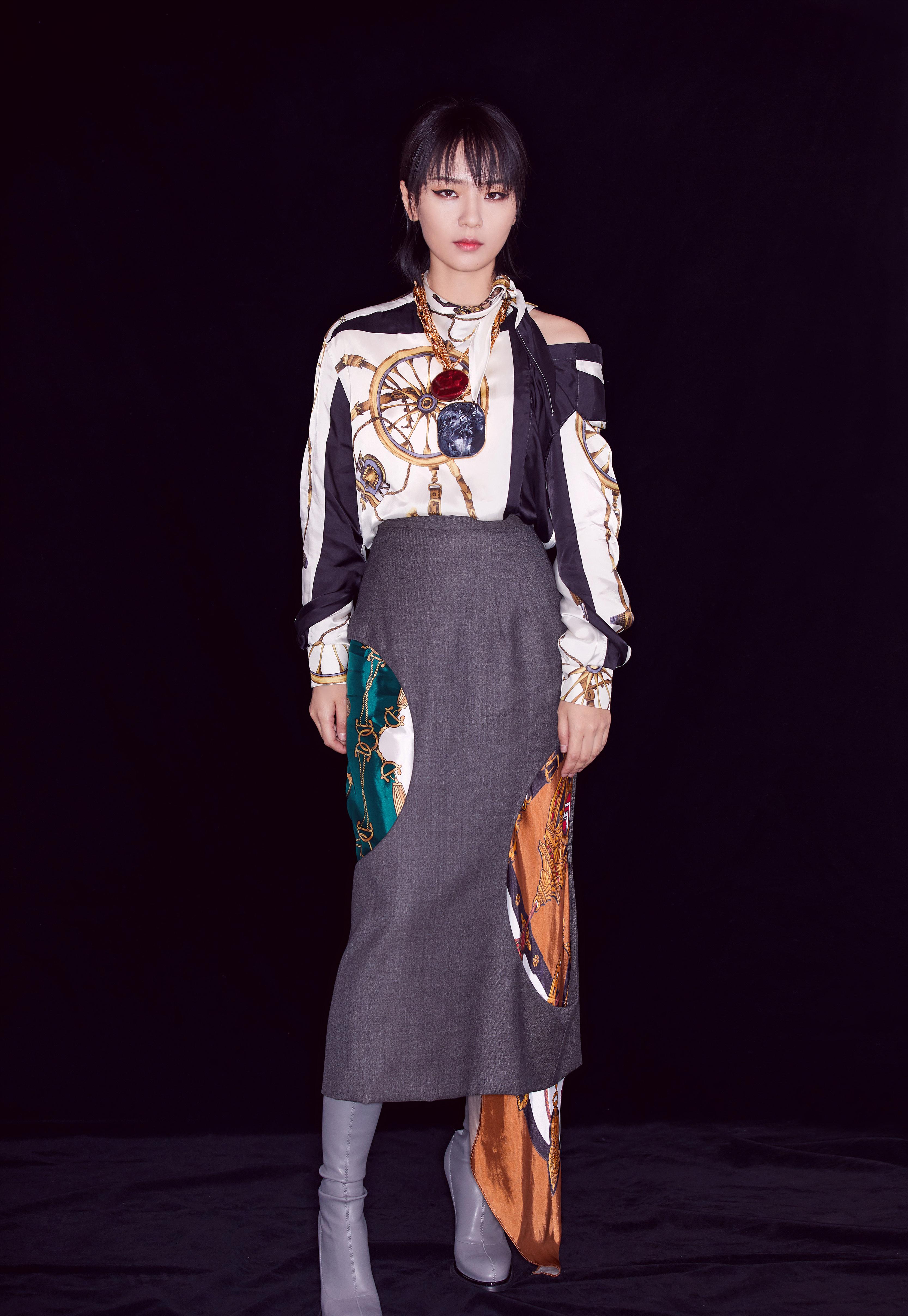 原创周笔畅身穿深v连衣裙时尚又张扬而印花衬衫配半身裙优雅复古