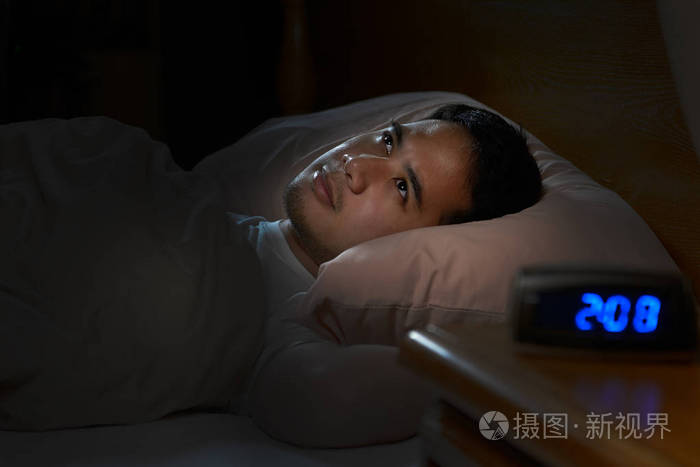 失落的人患有失眠,躺在床上