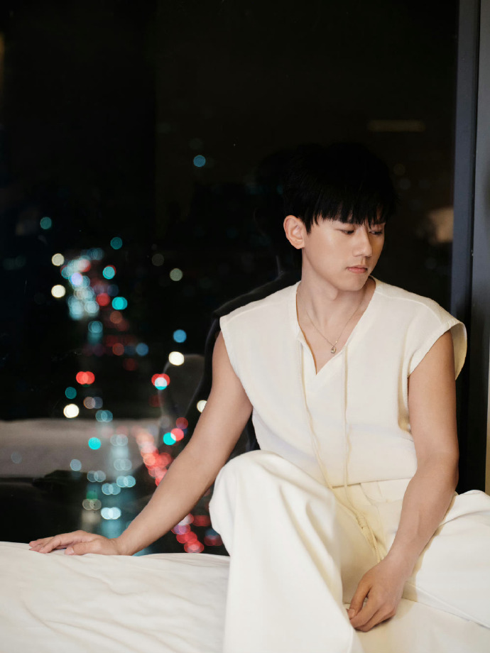 张杰穿无袖了,张杰无袖卫衣也太帅了吧,白色西装是王子吧今日份心动