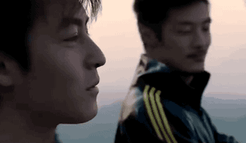 在《无间道2》中,陈冠希惊艳亮相,他一身警服,每一个神情,每一个动作