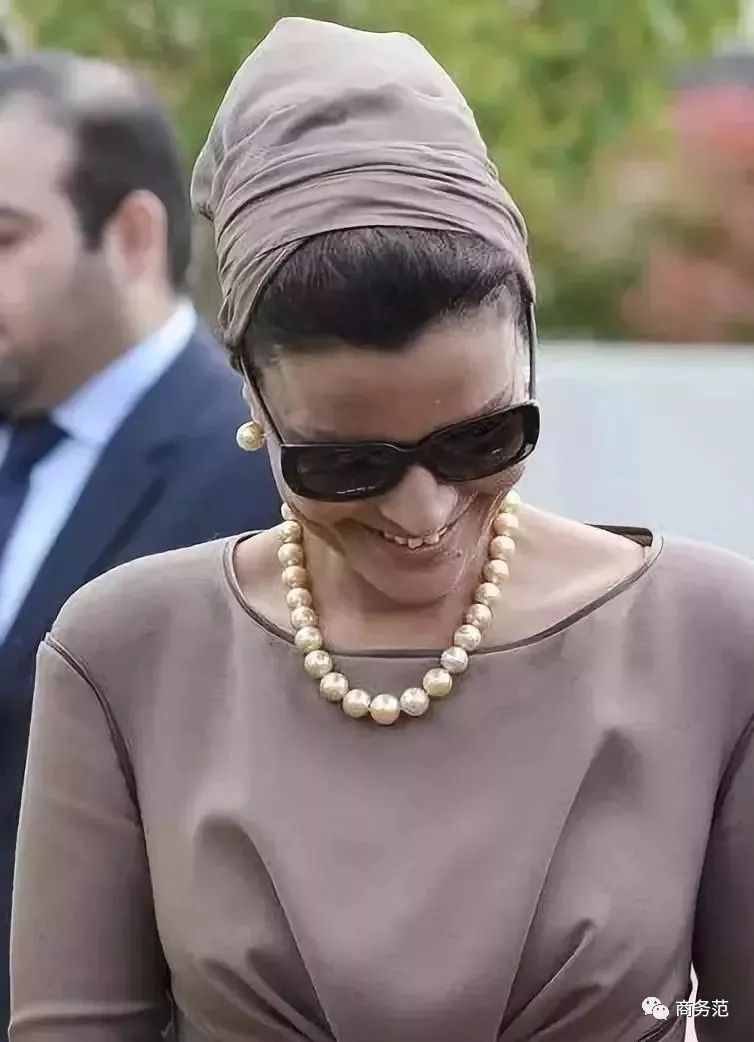 佩戴金珠的卡塔尔太后,目测至少要几百万吧而大溪地珍珠,则以黑珍珠