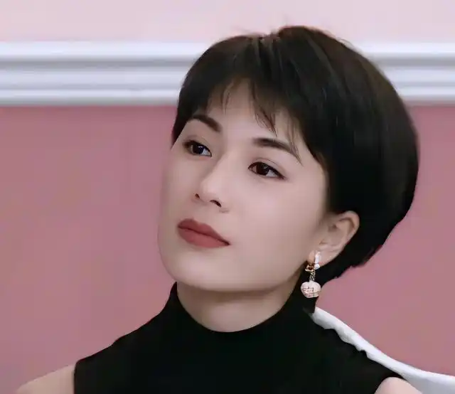 同样是清冷气质的美女,同样是留短发英气无比又不失女性美,也同样地亦