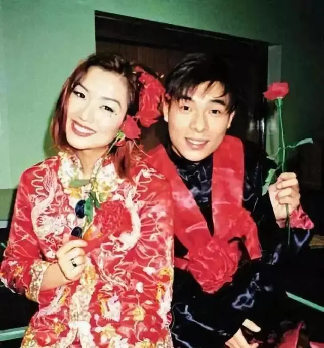 郑秀文许志安日本度假,上月演唱会合唱秀恩爱,走过难关赠歌迷两字感悟