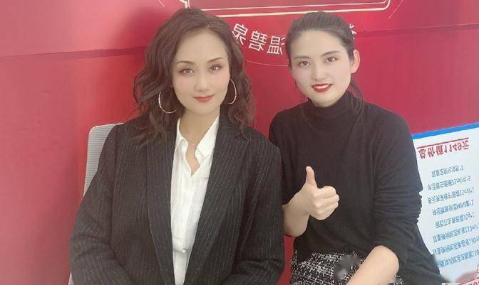 李颖晒母亲合影,80岁了还这么漂亮,烫卷发穿长裙老得优雅