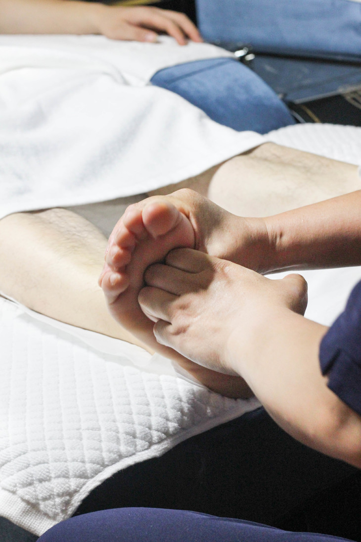 而使用在按摩上脚部按摩手法,又有与众不同的技巧具体方法每天洗脚后